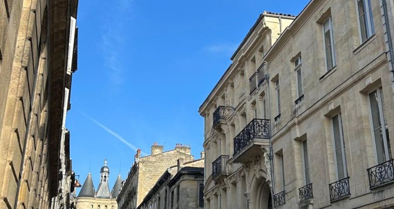 Achat / Vente programme immobilier neuf Bordeaux réhabilitation à 5 min à pied du tramway B (33000) - Réf. 13804